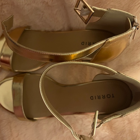 Torrid 12 rose gold Platform Pumps NEW - Picture 3 of 5